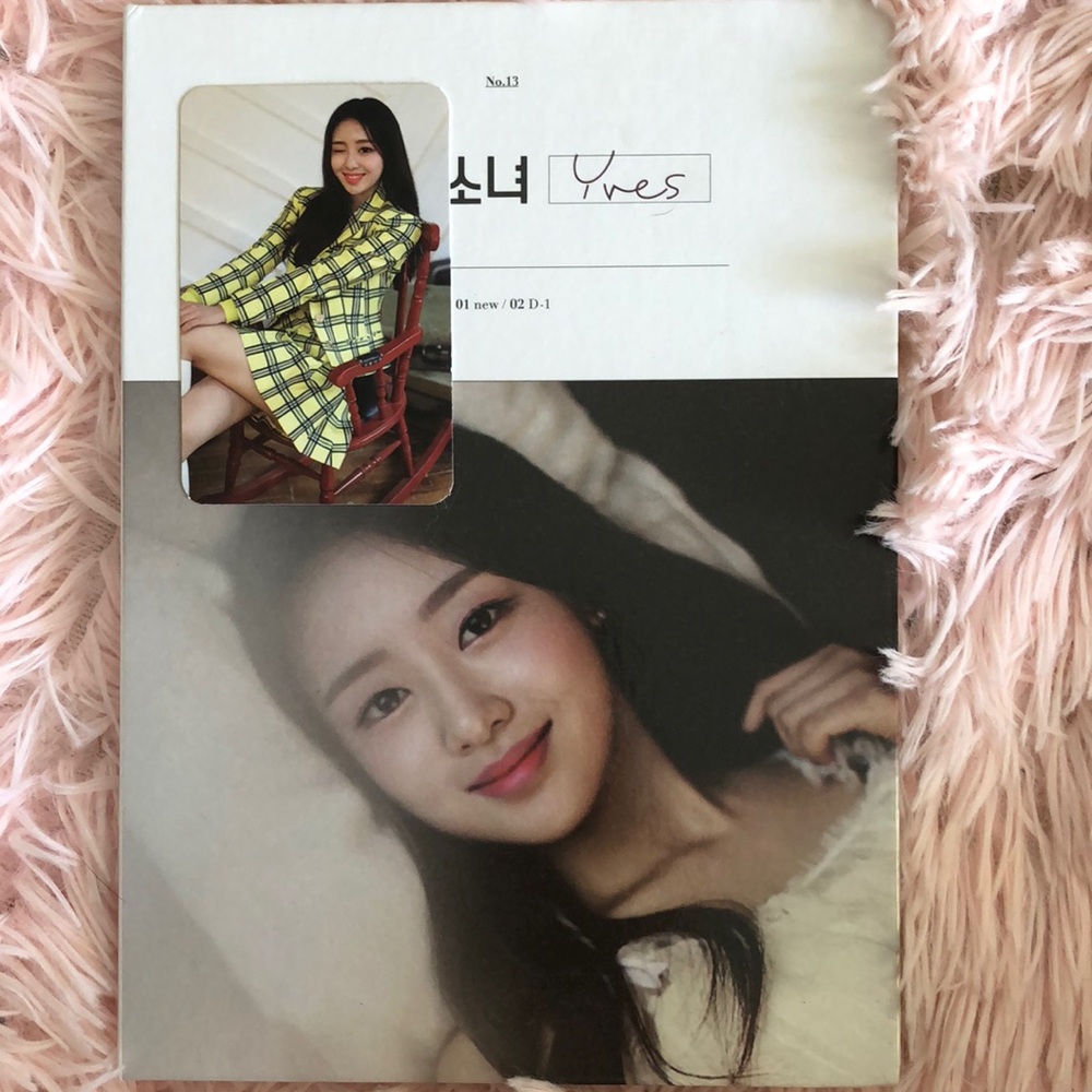 LOONA Yves Solo Album w/ Photocard - Picture 1 of 2